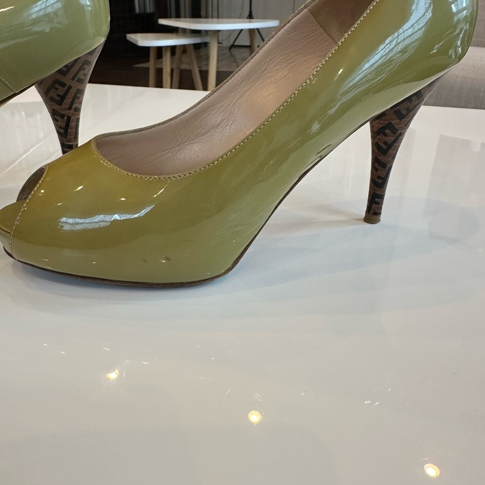 Authentic Fendi Logo Peep Toe Pumps Size 38 Patent Leather Olive Green - Picture 8 of 11